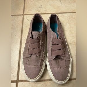 Flat, sneaker shoes
